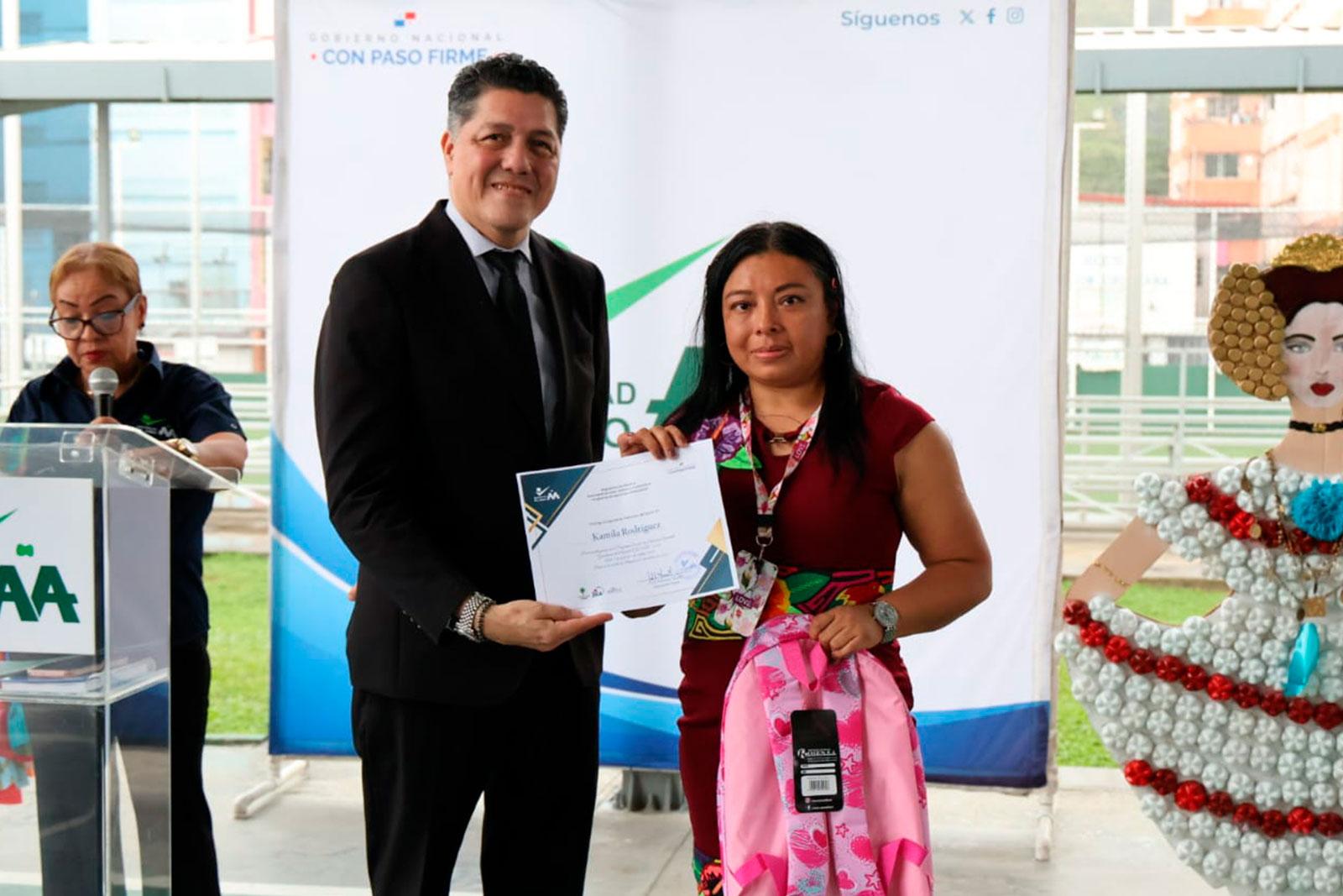 Entrega de certificados de participación del programa Guardianes del Ambiente