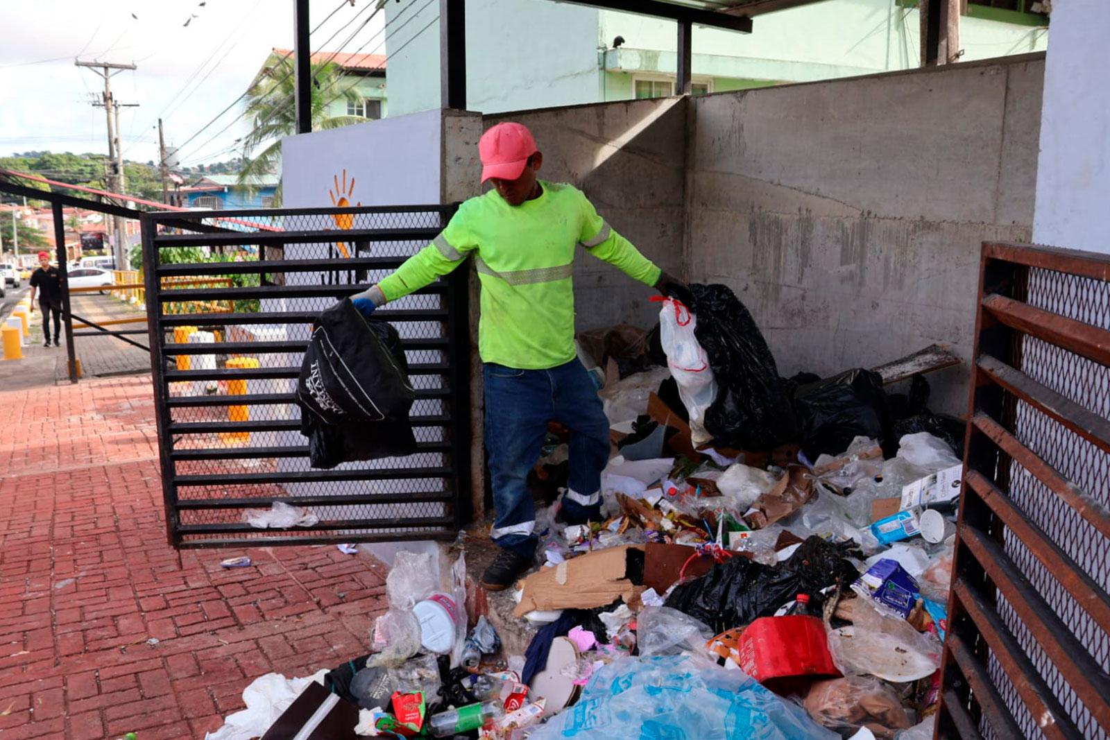 Recolección de desechos en Paraíso, calle de Circunvalación, dejando el área despejada y libre de residuos, en el corregimiento de José Domingo Espinar.