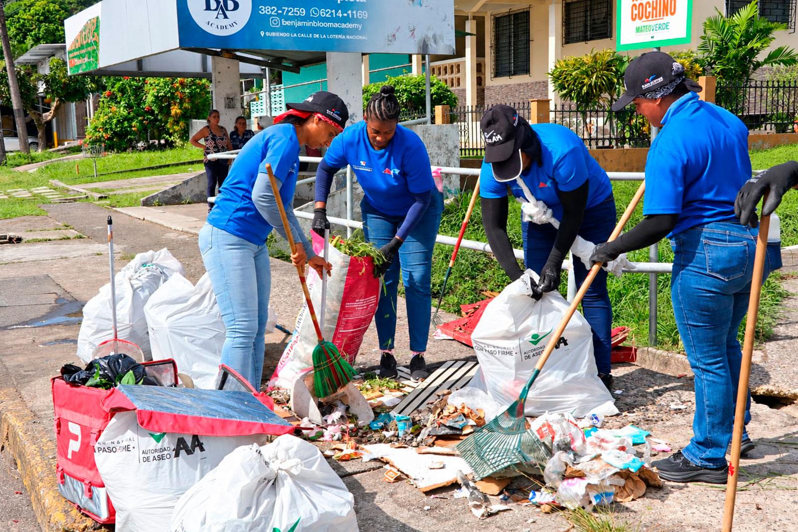 Jóvenes del Plan Libertar realizan barrido en las calles del Corregimiento de José Domingo Espinar