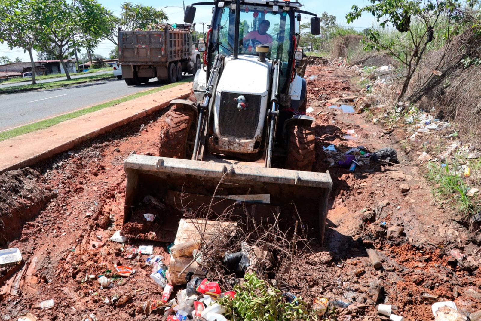 Recolección de desechos en la vía principal de La Siesta, corregimiento de Tocumen