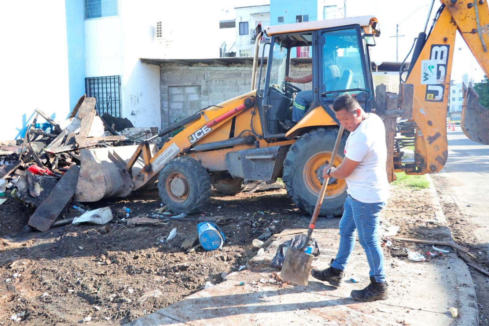 Camión volquete y retroexcavadora realizan labores de recolección en el corregimiento de Curundú