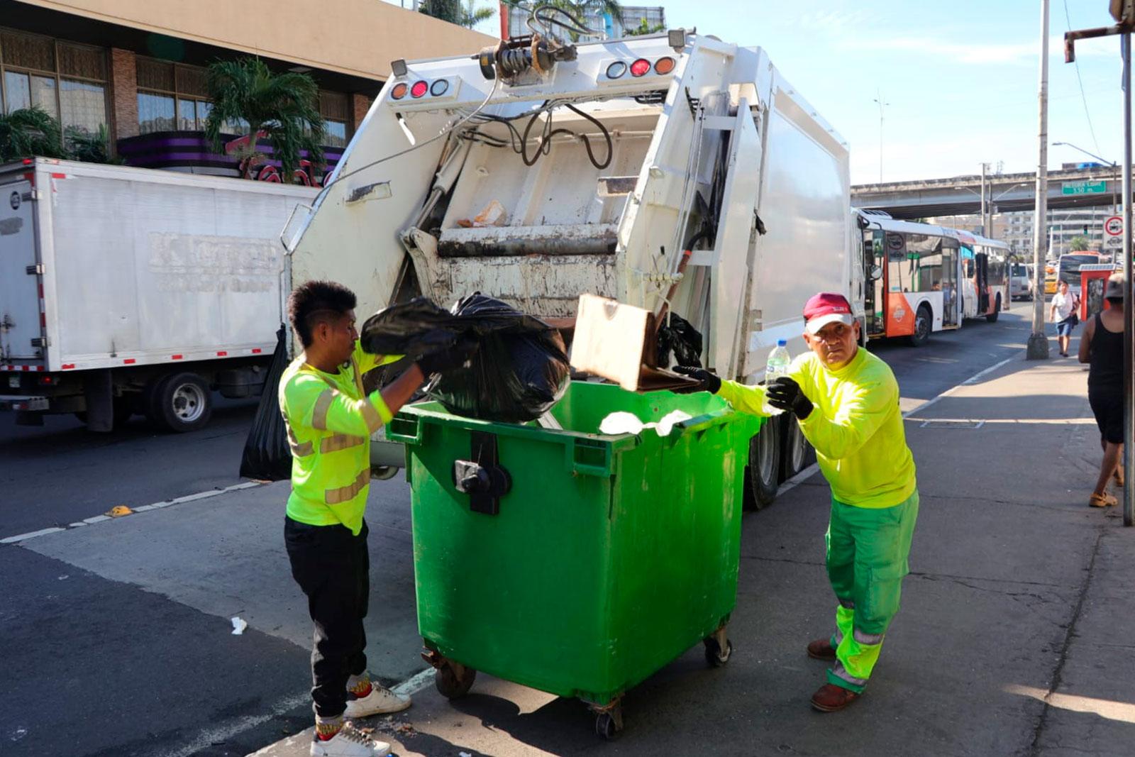 Camión compactador en labores de recolección en la Avenida Central, corregimiento de Calidonia