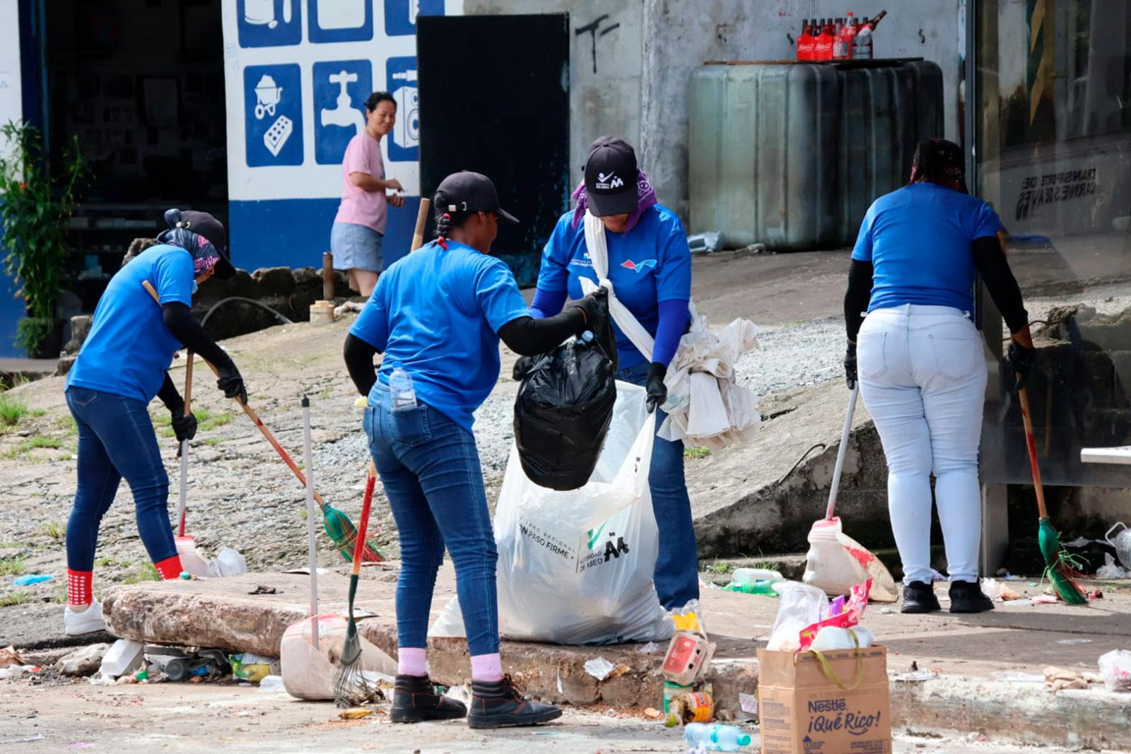 Labores de barrido y limpieza en Valle San Isidro, corregimiento Omar Torrijos