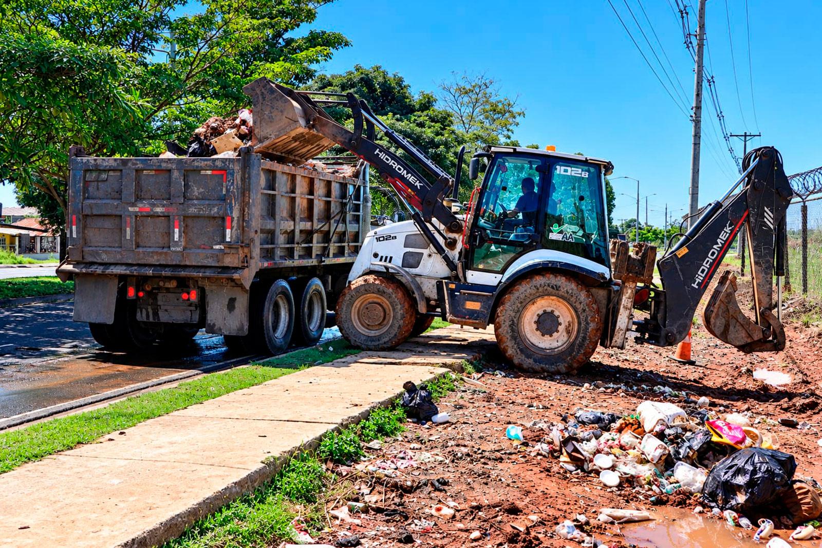 Limpieza en la vía La Siesta, corregimiento de Tocumen
