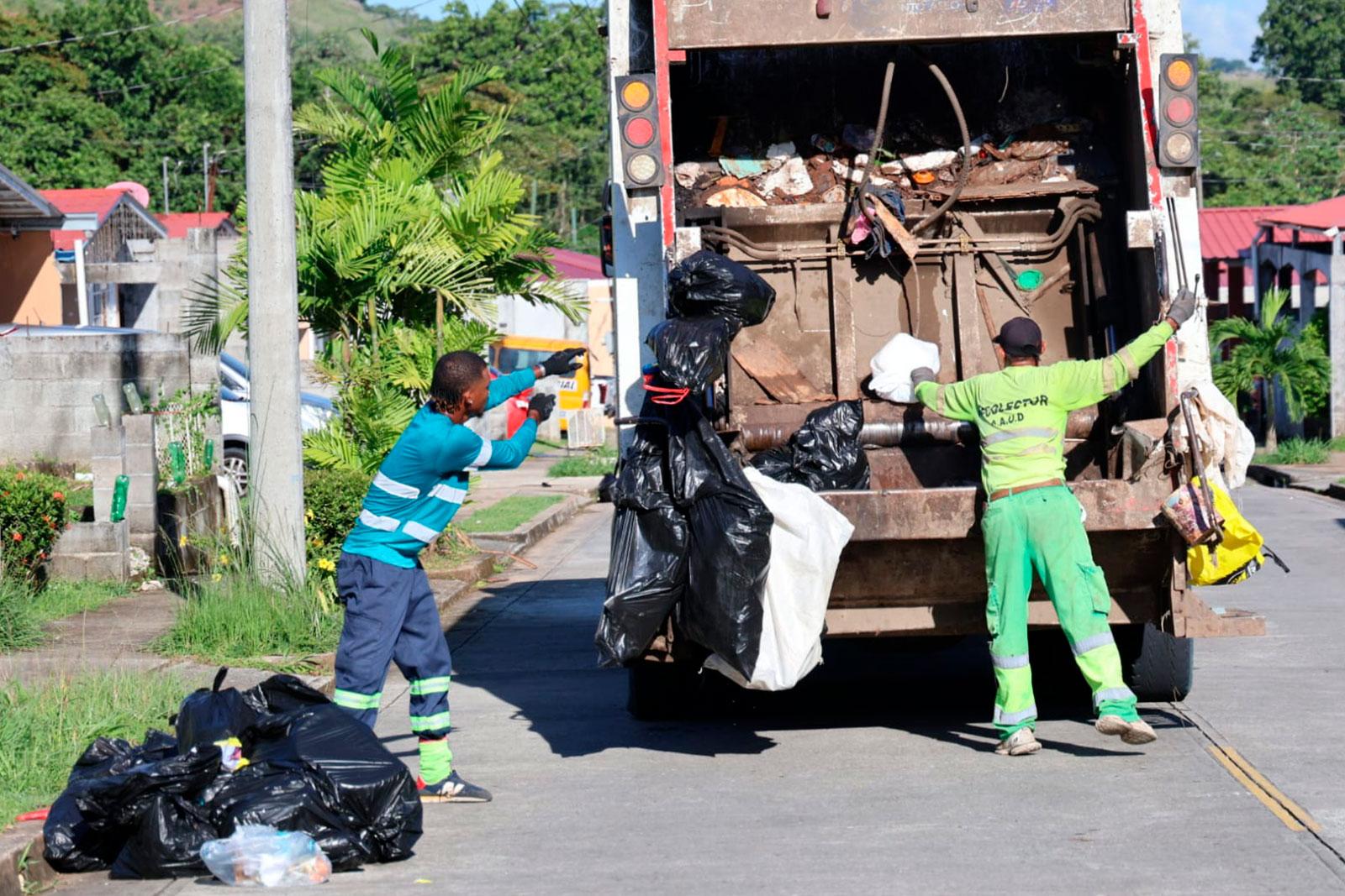 Un camión compactador realizó la recolección de desechos en Praderas del Norte, área de Villa Grecia, corregimiento de Las Cumbres