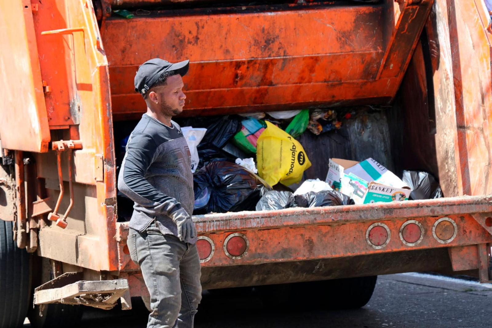 Camión compactador realizó labores de limpieza en Villa Lucre, corregimiento de José Domingo Espinar