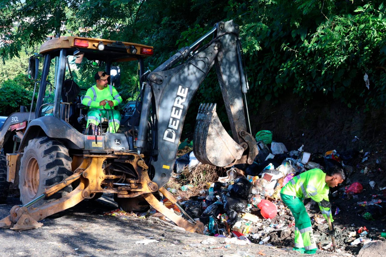 Barrido y limpieza de áreas públicas en Tinajitas, corregimiento de Belisario Frías