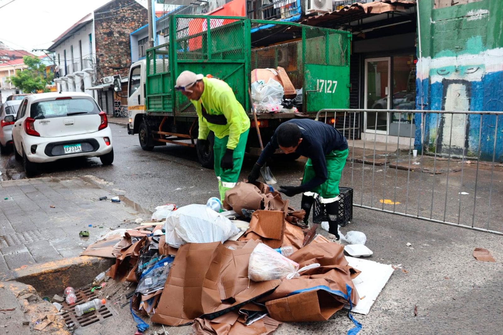 Camión rejilla realiza labores de recolección en el corregimiento de San Felipe