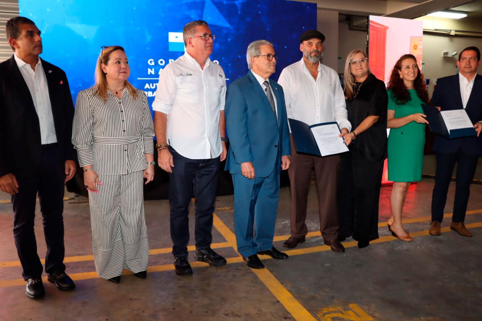 Autoridades y representantes durante el acto de entrega de la Orden de Proceder