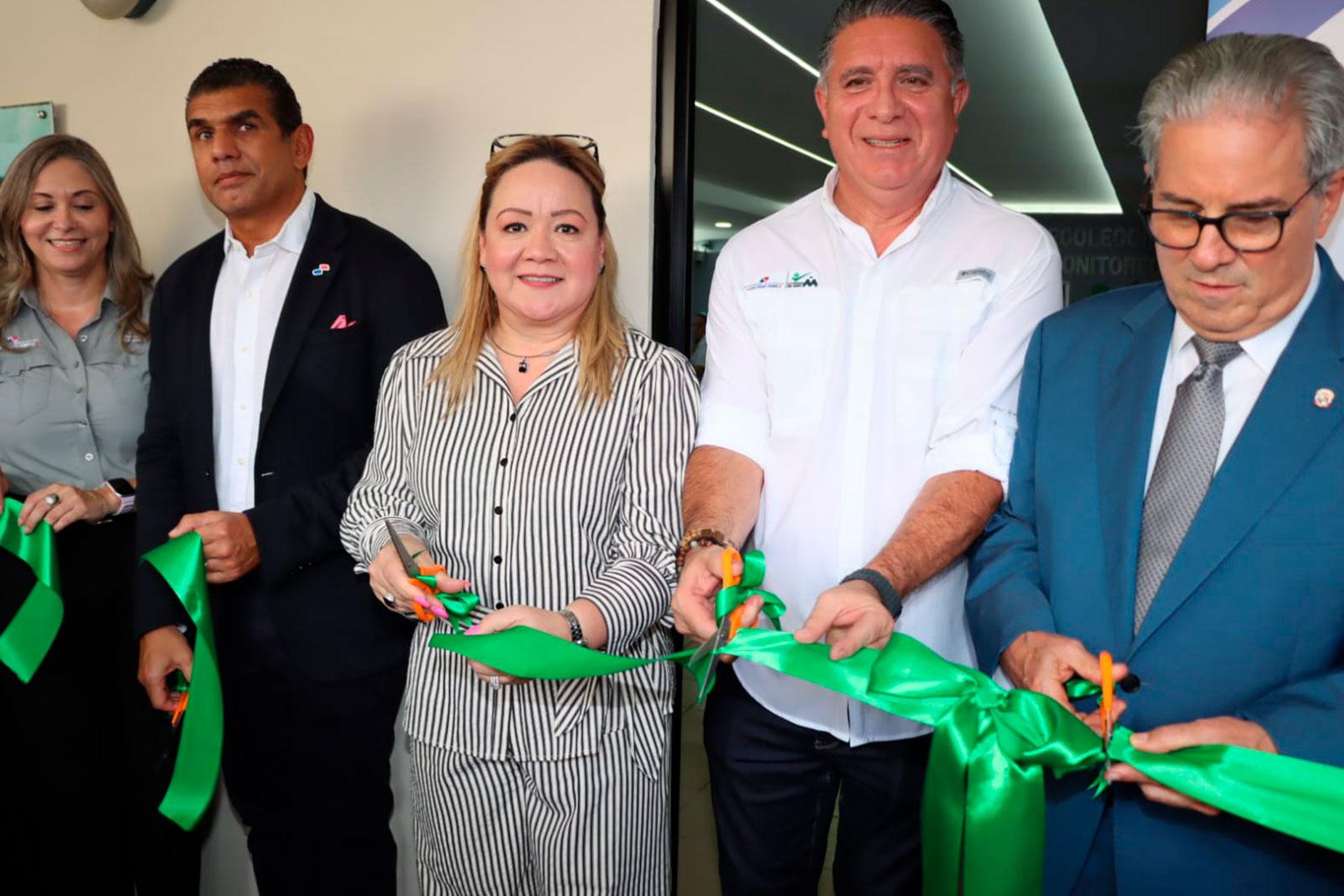 Autoridades en la entrega de la Orden de Proceder para fortalecer el servicio de recolección de residuos.