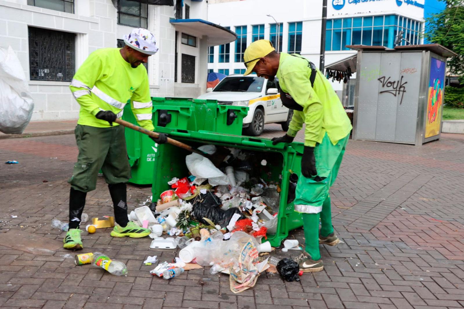 Recolección de desechos sólidos en la peatonal, corregimiento de Santa Ana.