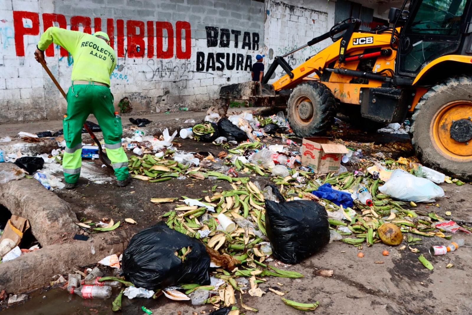 Labores de recolección de desechos sólidos en el corregimiento de Curundú.